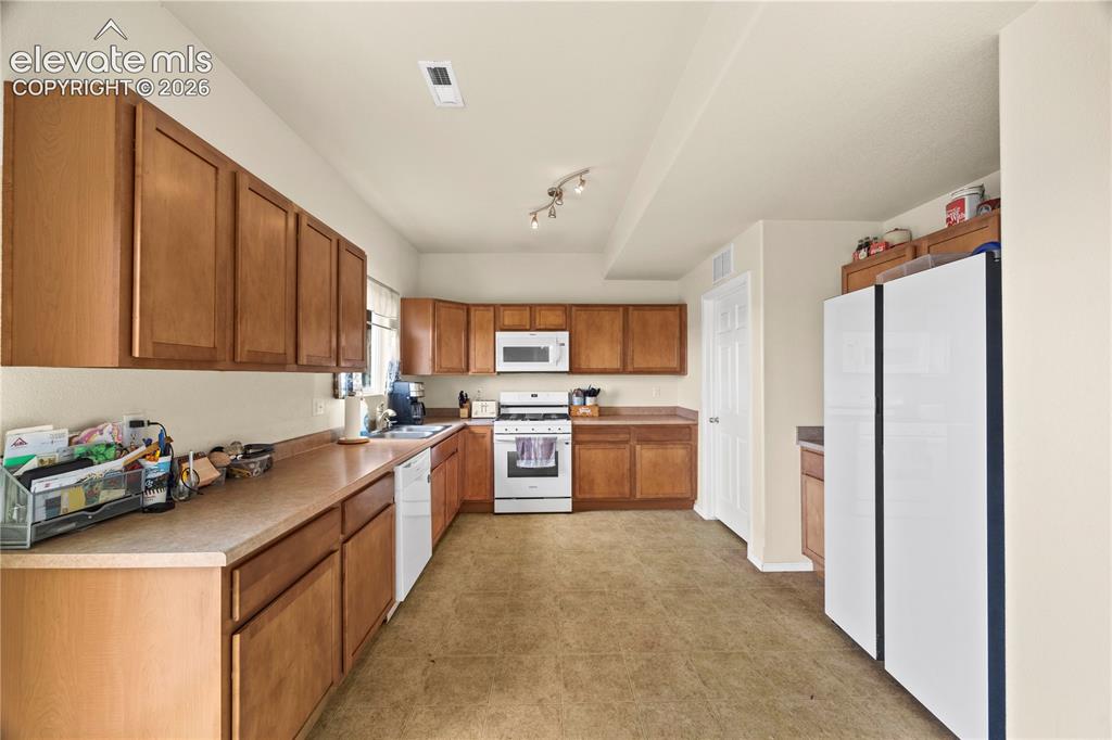 Image 14 of 34: Kitchen