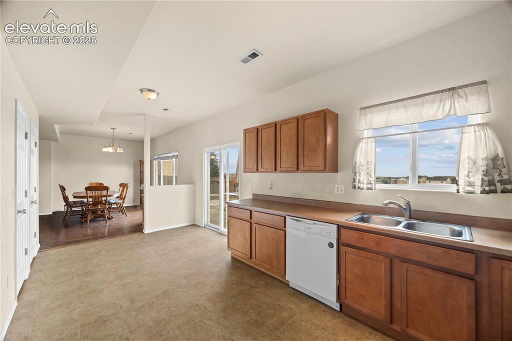 Image 15 of 34: Kitchen