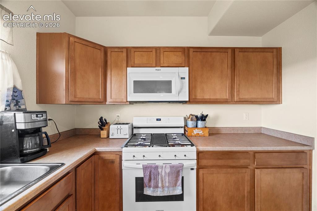 Image 16 of 34: Kitchen