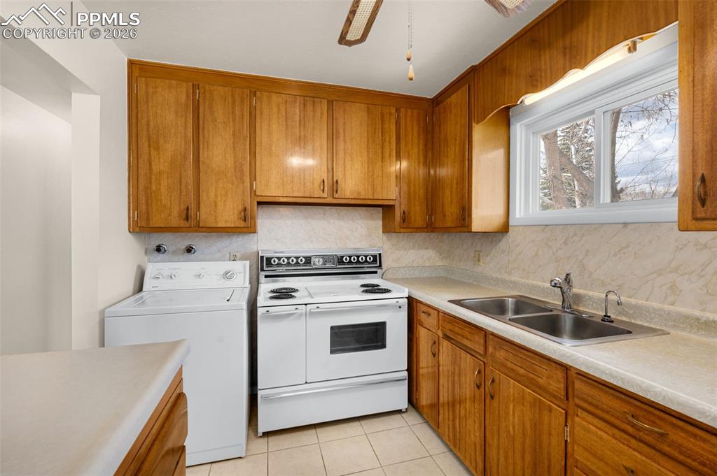 Image 10 of 28: Kitchen