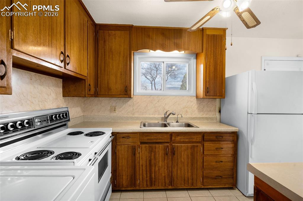 Image 12 of 28: Kitchen