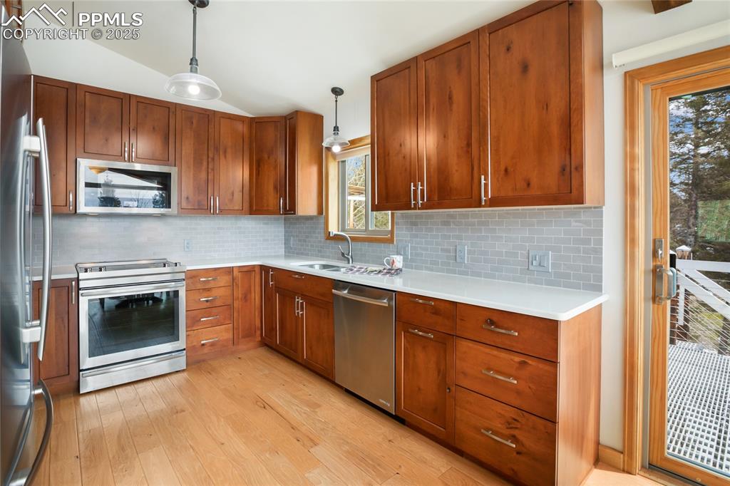 Image 18 of 40: High end stainless steel appliances