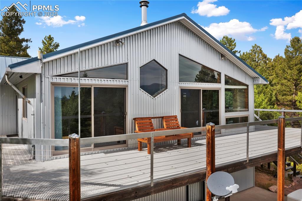 Image 2 of 40: With an amazing rear deck...