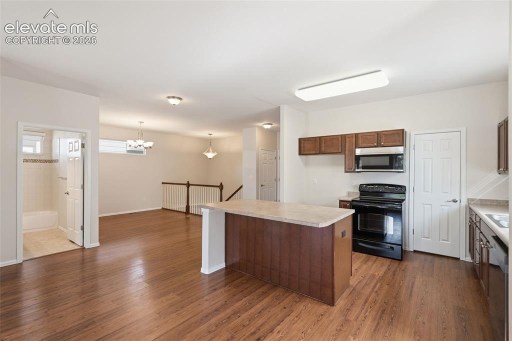 Image 10 of 45: Kitchen