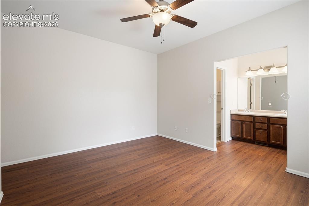 Image 14 of 45: Bedroom