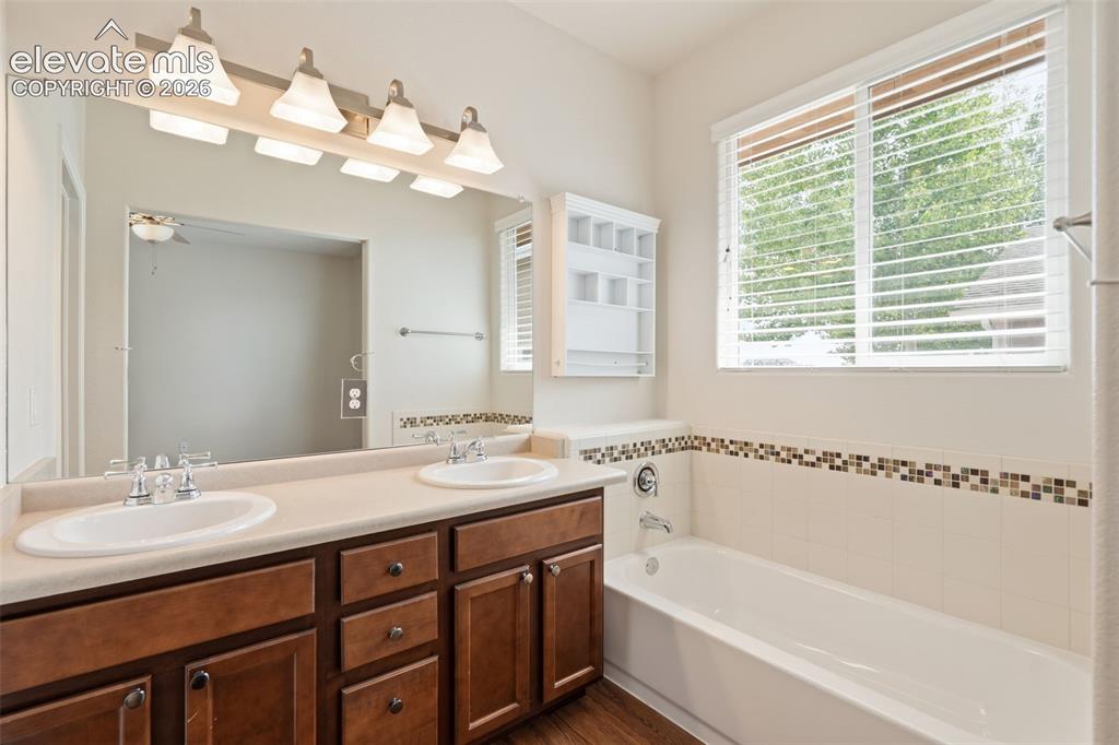 Image 18 of 45: Bathroom