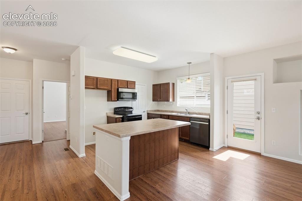 Image 9 of 45: Kitchen
