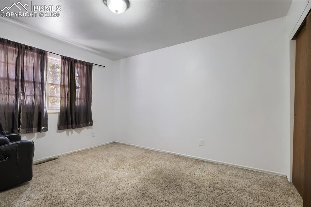 Image 10 of 12: Sitting Room