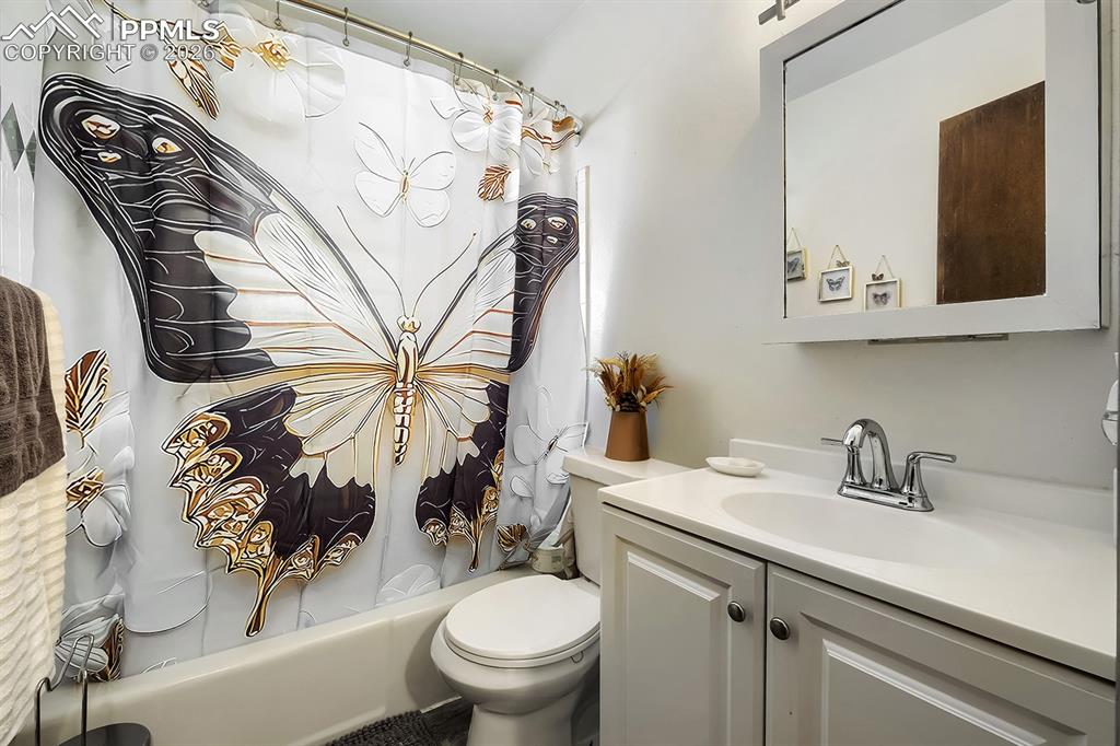 Image 5 of 12: Bathroom