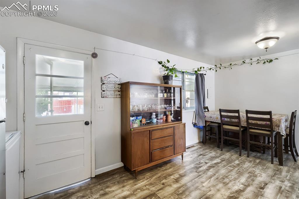 Image 6 of 12: Dining Area