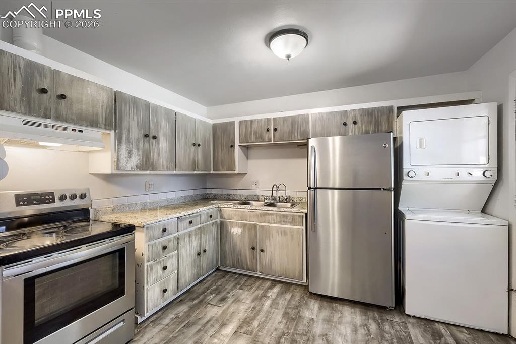 Image 7 of 12: Kitchen