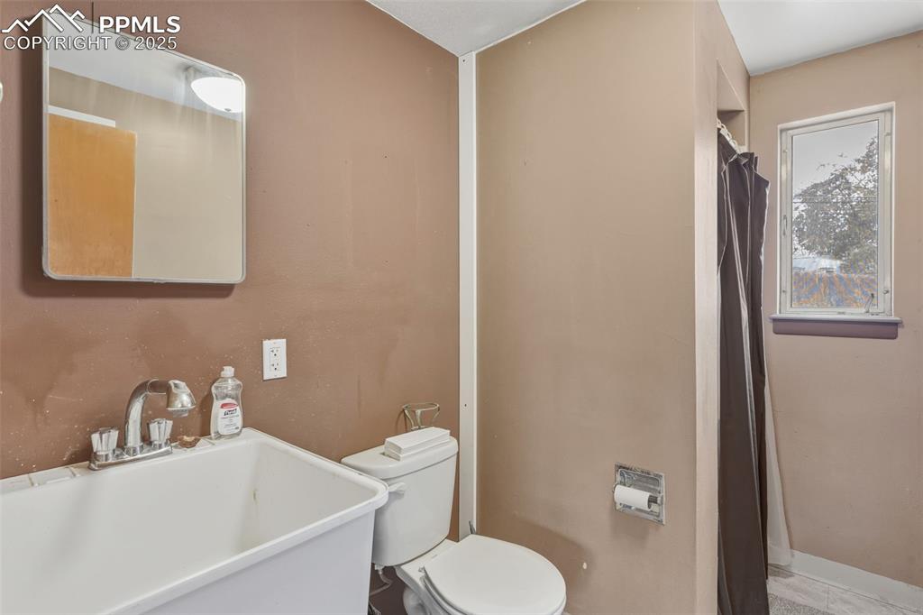 Image 22 of 37: .75 Bathroom