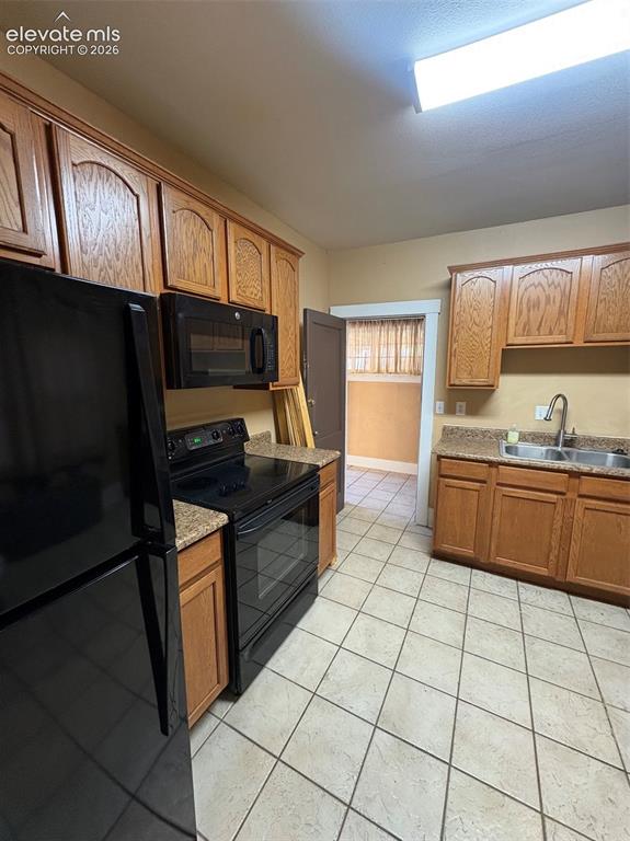 Image 4 of 24: Kitchen