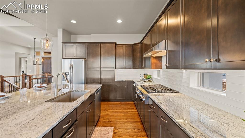 Image 15 of 45: Kitchen