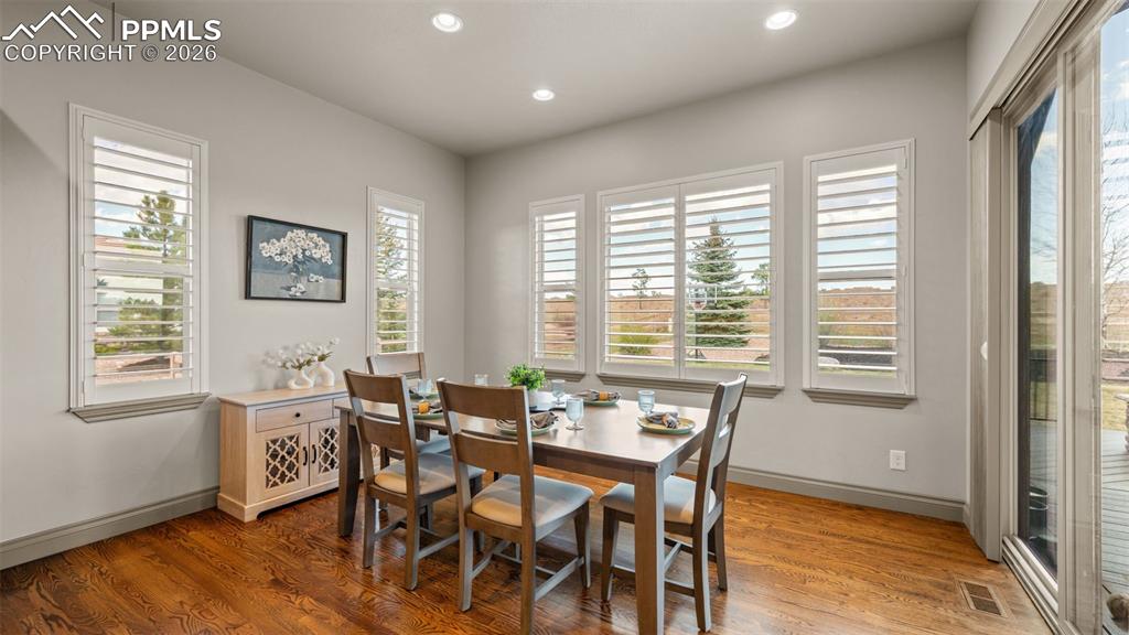 Image 16 of 45: Dining Area