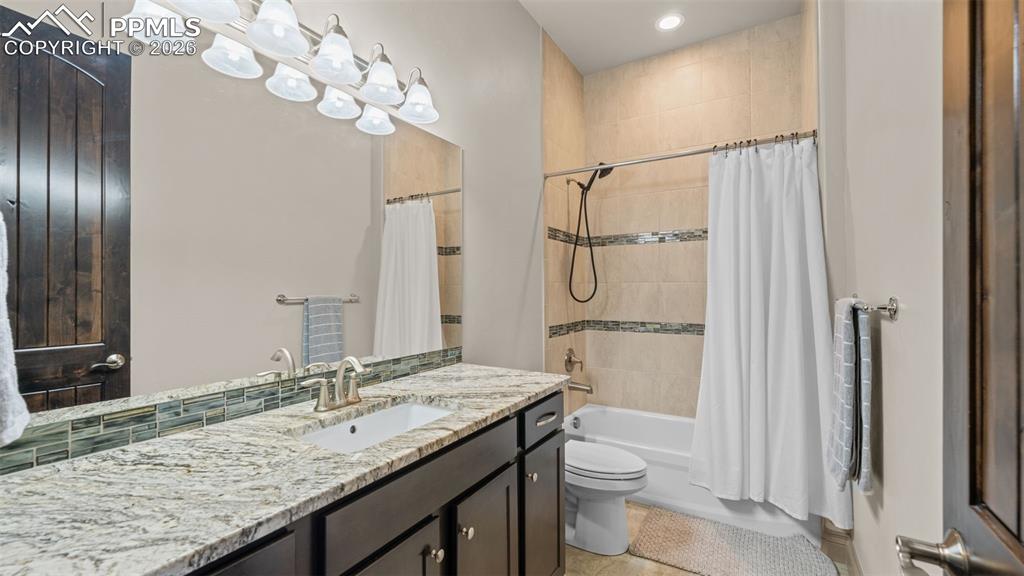 Image 23 of 45: Bathroom