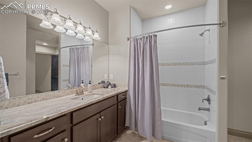 Image 32 of 45: Bathroom