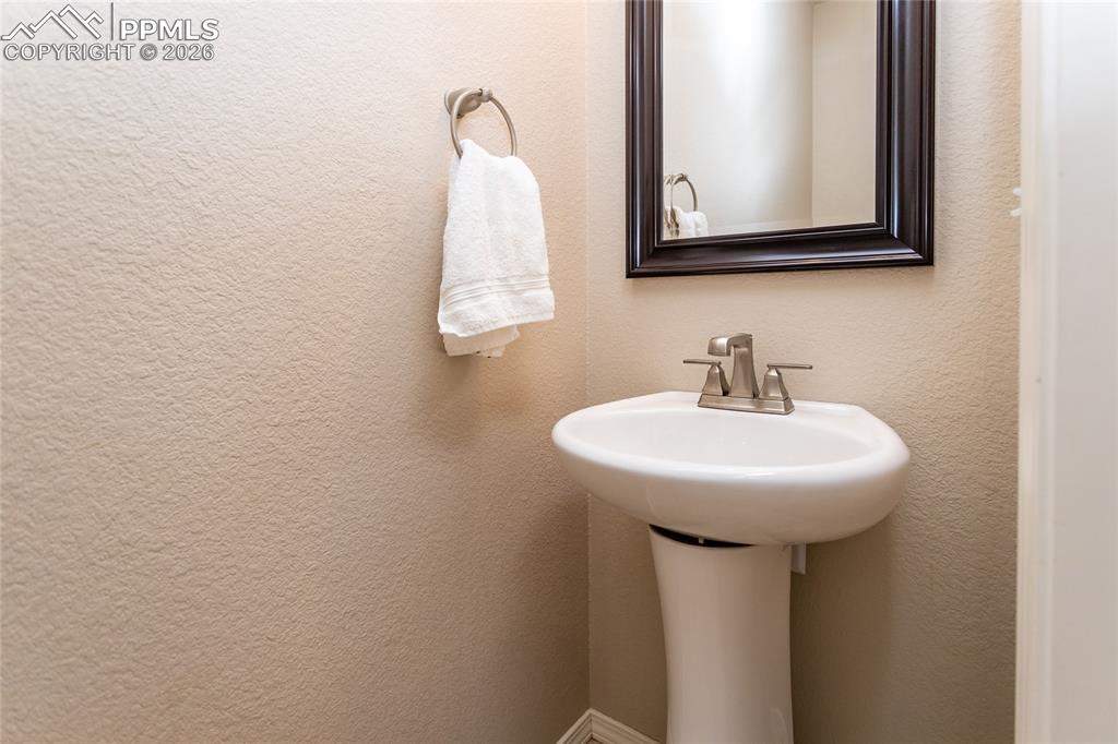 Image 20 of 38: Bathroom