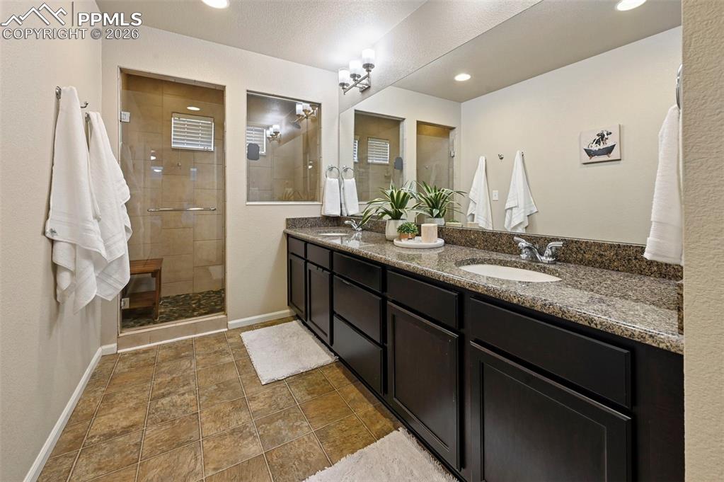 Image 19 of 35: With walk-in closet