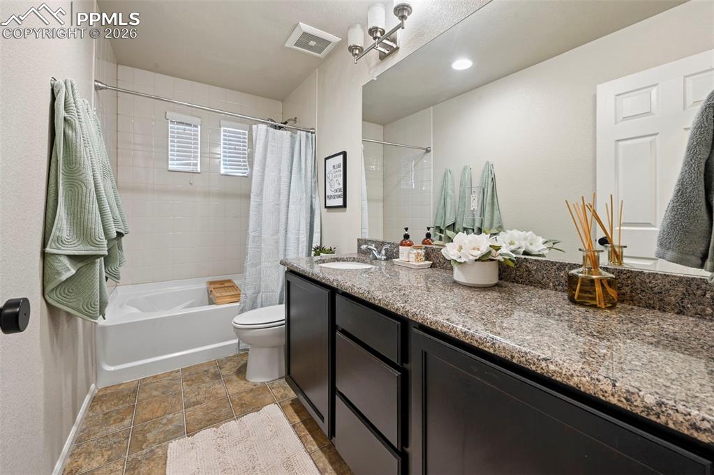 Image 27 of 35: Bathroom