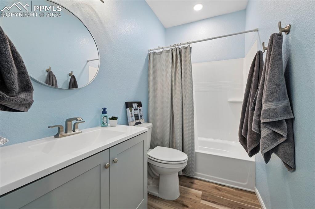 Image 32 of 35: Bathroom