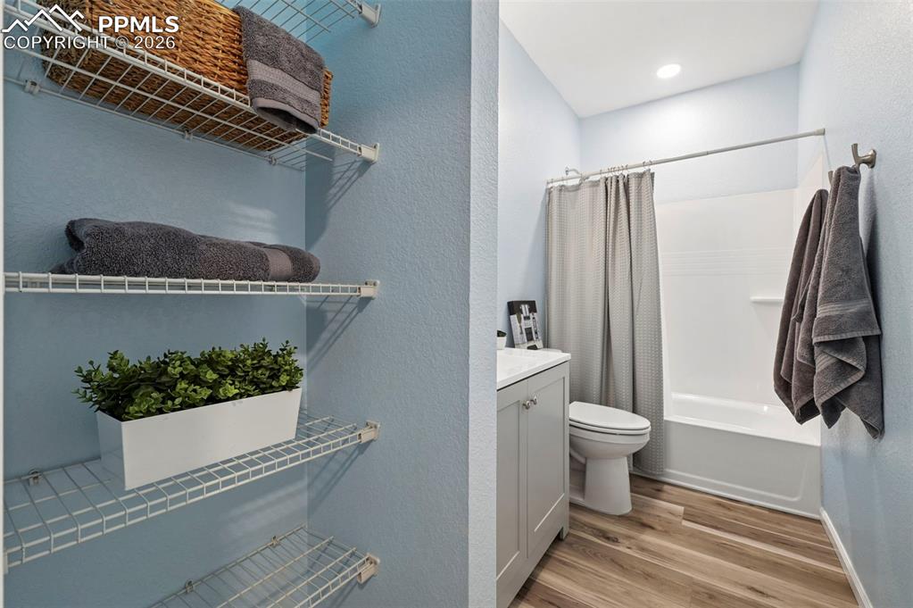 Image 33 of 35: Bathroom