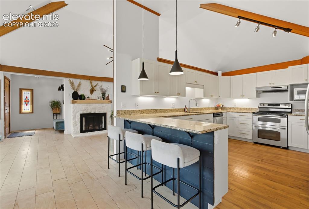 Image 19 of 50: Kitchen
