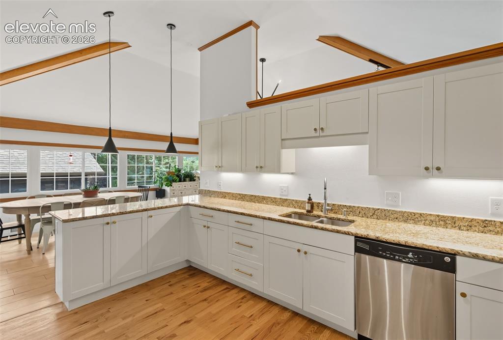 Image 21 of 50: Oak floors in the kitchen