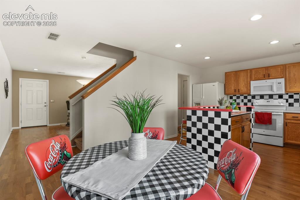 Image 11 of 46: Dining Area