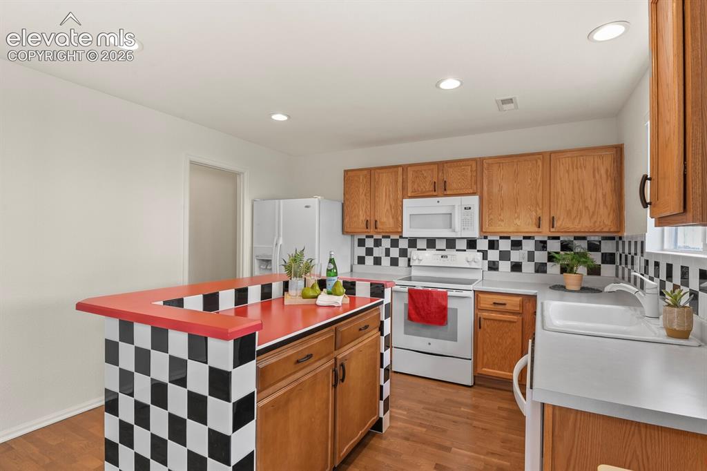 Image 15 of 46: Kitchen