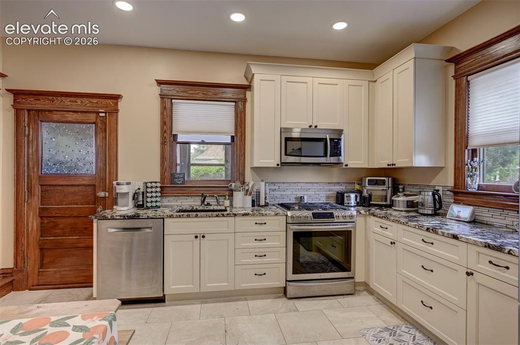 Image 20 of 49: Kitchen