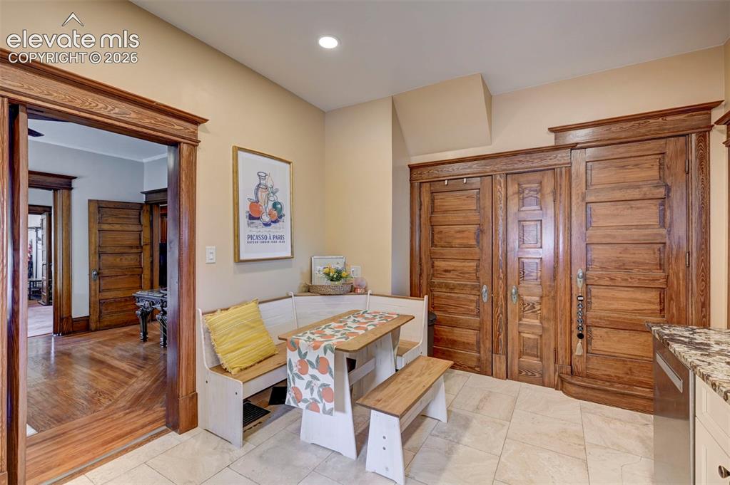 Image 21 of 49: Dining Area
