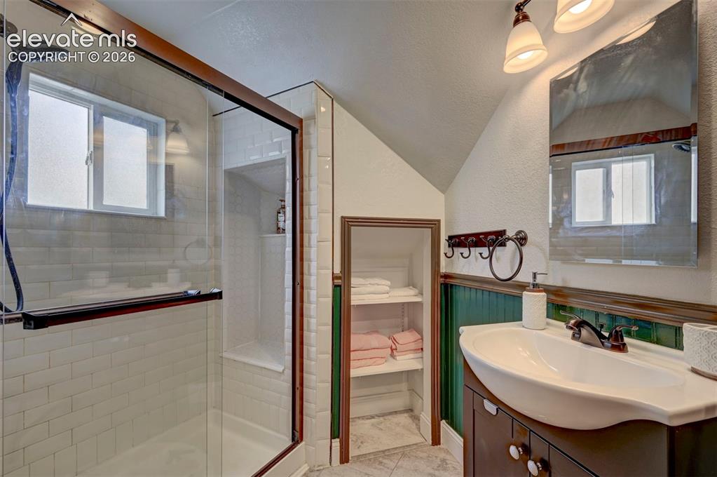 Image 32 of 49: Bathroom