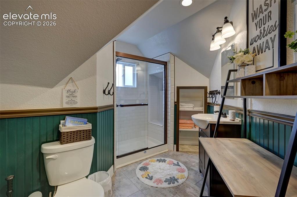 Image 34 of 49: Bathroom