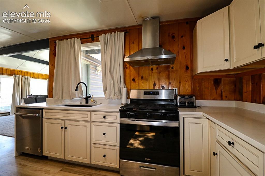 Image 11 of 27: Kitchen