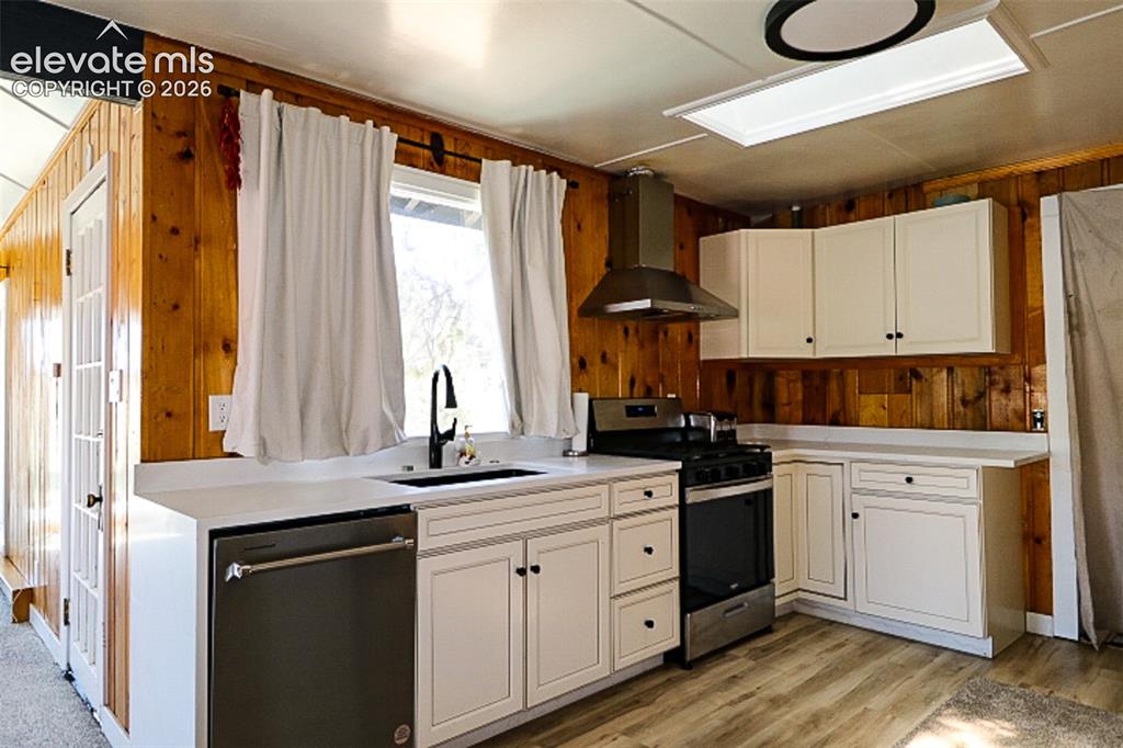 Image 9 of 27: Kitchen