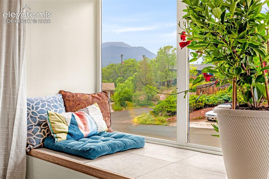Image 9 of 38: Built-in window seat