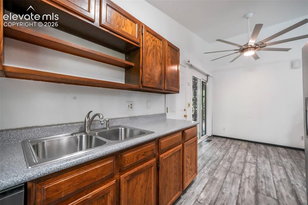 Image 14 of 50: Kitchen