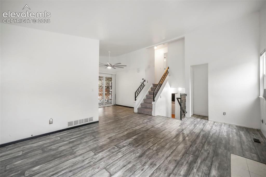 Image 8 of 50: Living Room