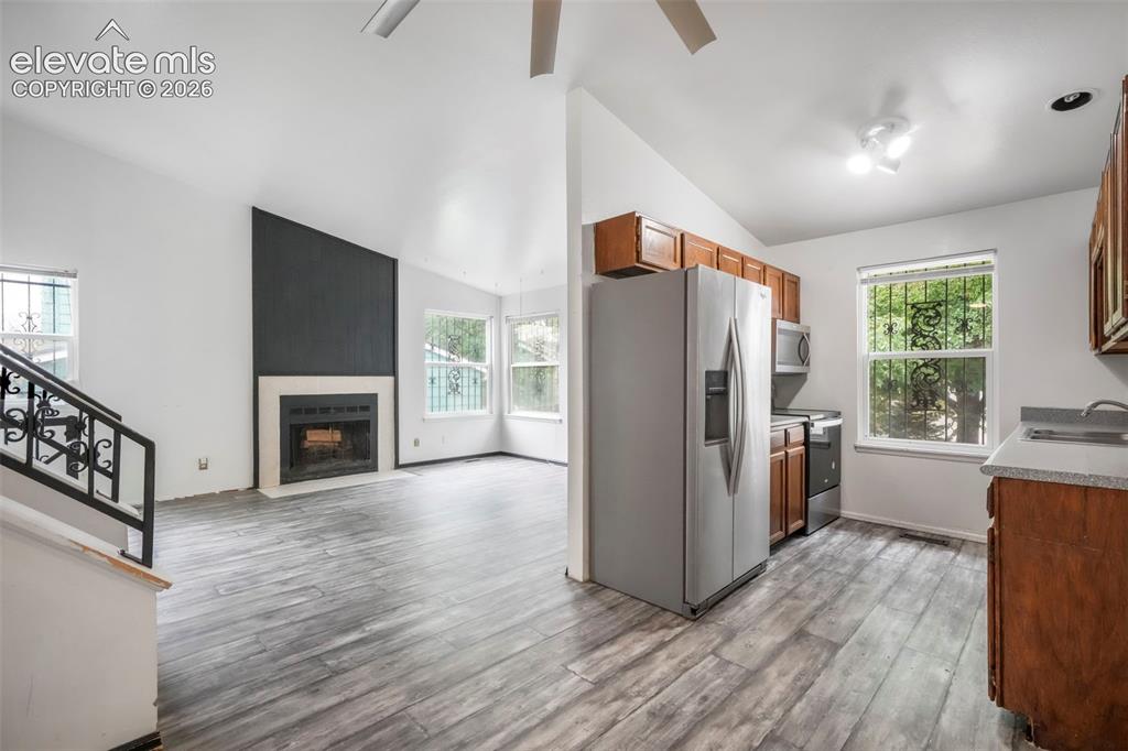 Image 9 of 50: Living Room