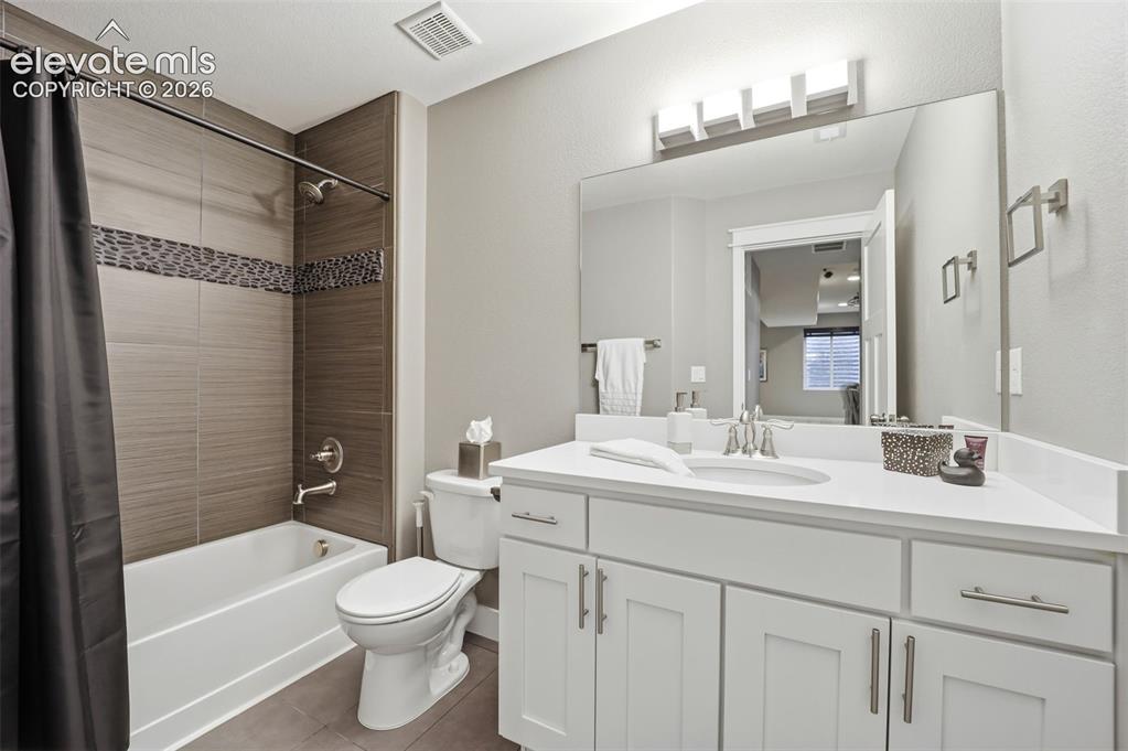 Image 34 of 46: Bathroom