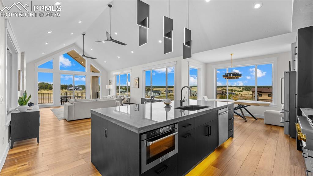 Image 16 of 47: Kitchen