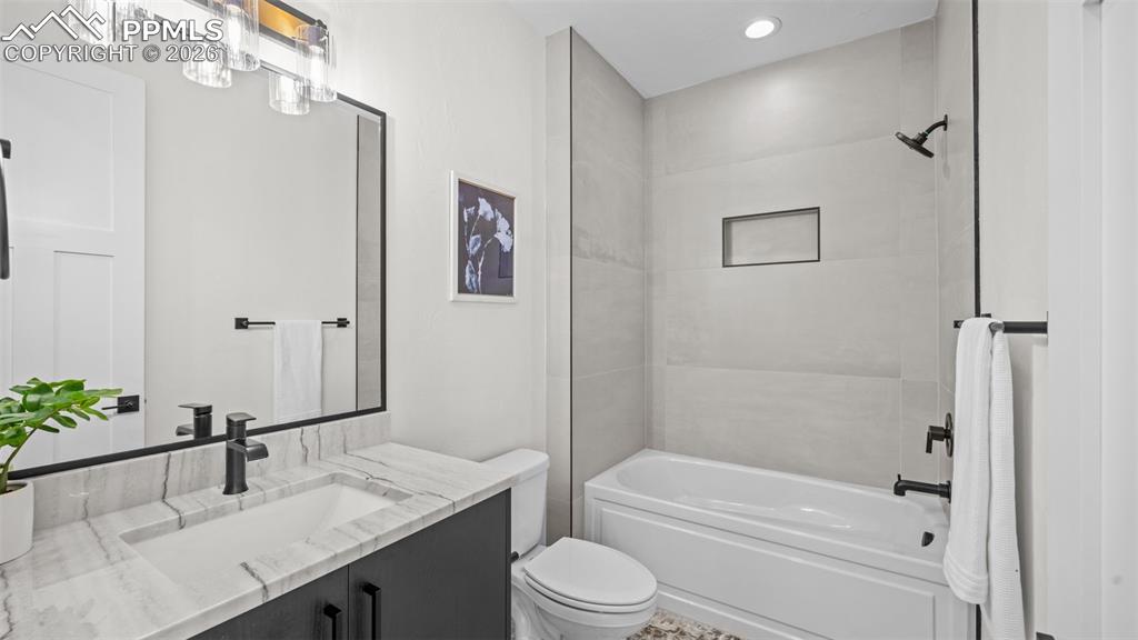 Image 19 of 47: Bathroom