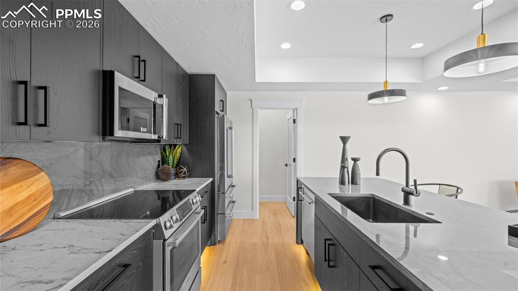 Image 32 of 47: Kitchen