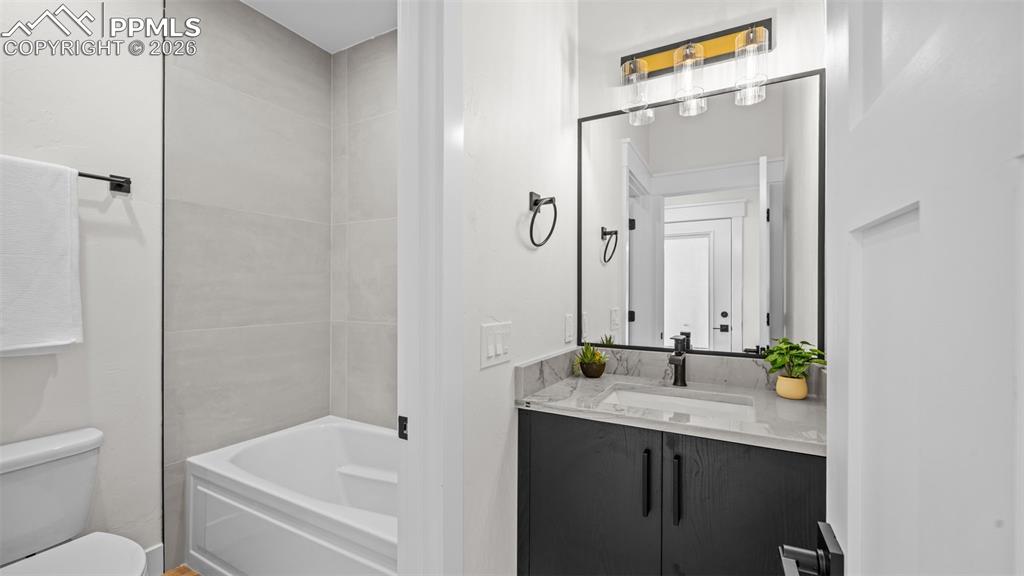 Image 36 of 47: Bathroom