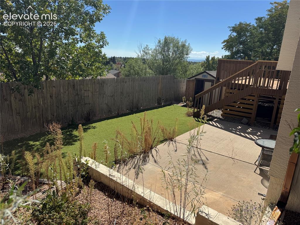 Image 2 of 8: Yard
