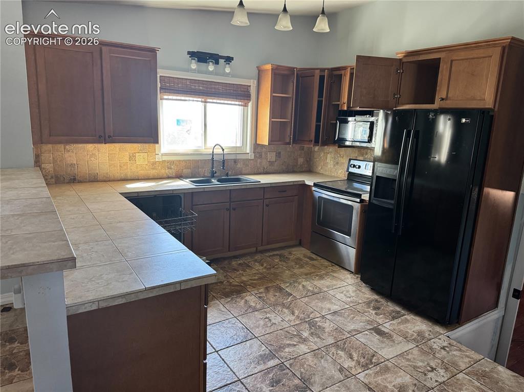 Image 4 of 8: Kitchen