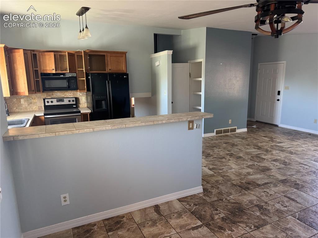 Image 5 of 8: Kitchen
