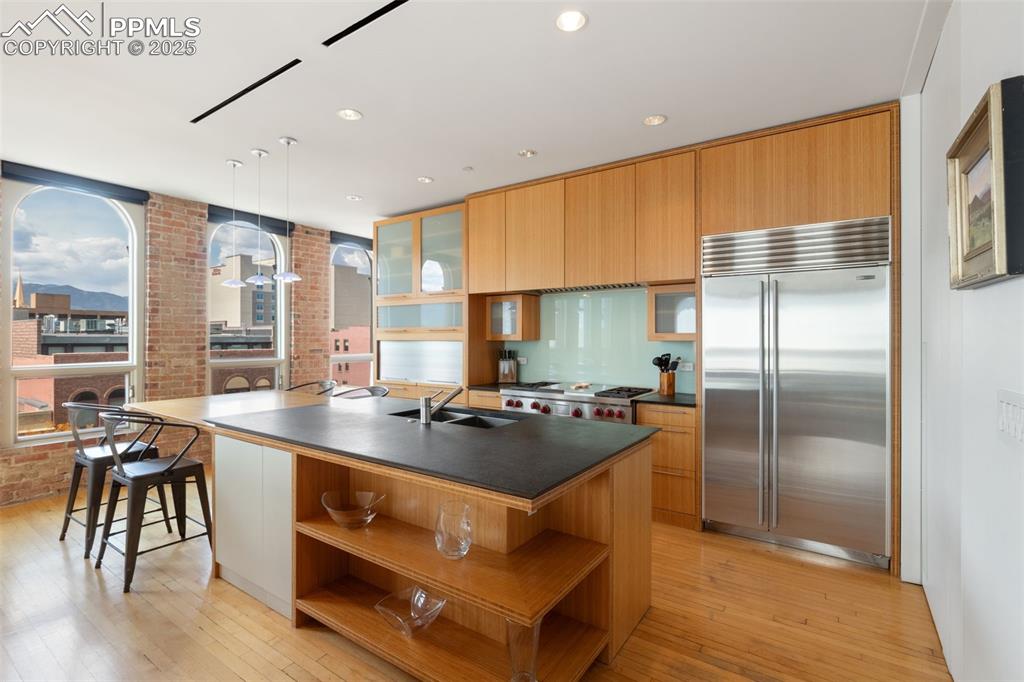 Image 10 of 46: Kitchen