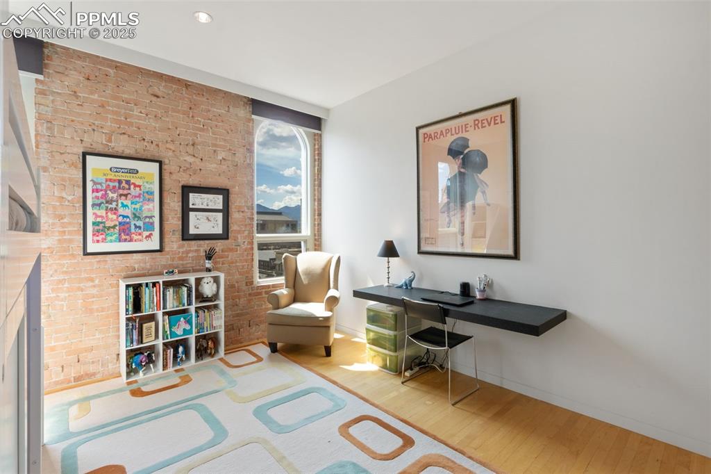 Image 23 of 46: Secondary Suite